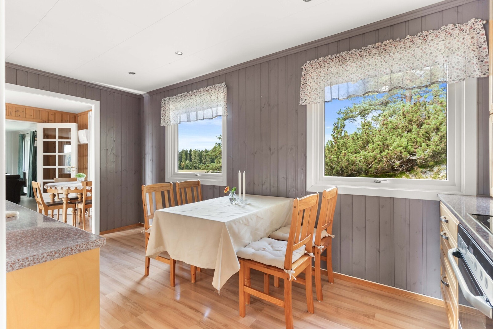 Kjøkkenet er perfekt for matlaging sammen, leksehjelp ved kjøkkenbordet, eller morgenrutiner før jobb og skole. Galleribilde