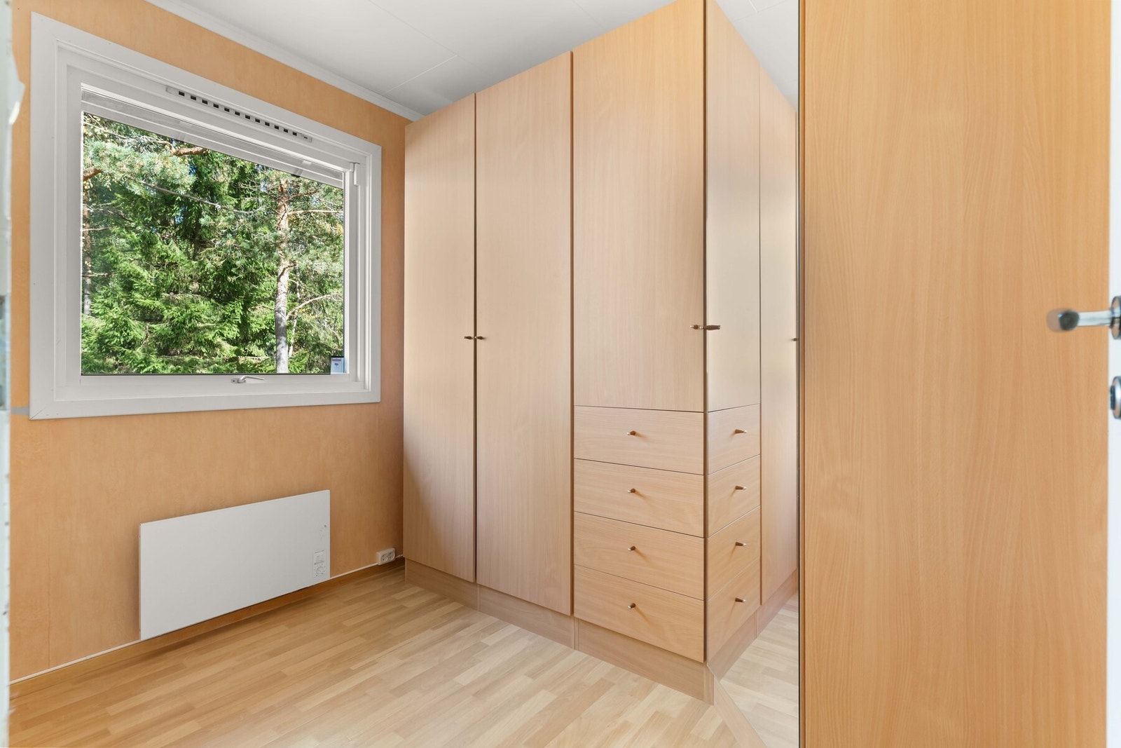 I tillegg finnes det to ekstra rom som kan brukes til ekstra lagringsplass. Dette rommet brukes i dag som klesrom. Rommet har garderobeløsning med romslig hjørneskap med speilfront. Galleribilde