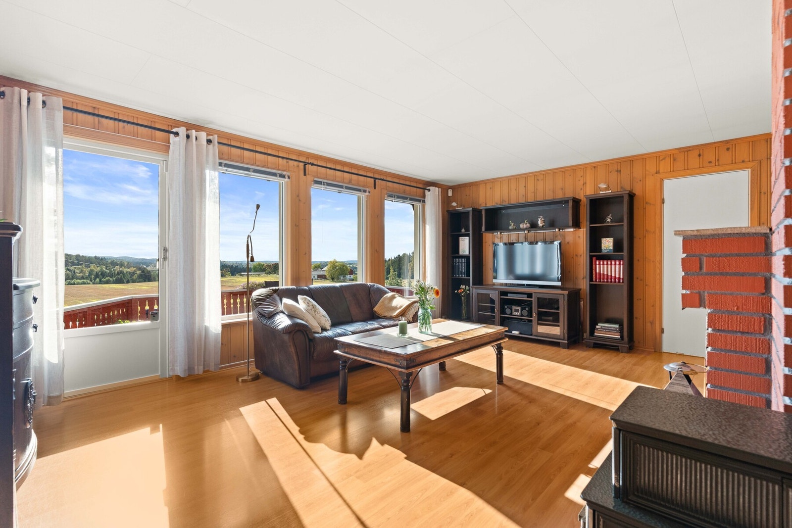 Boligen har to romslige stuer, perfekt for en familie som ønsker flere soner for opphold og hygge. Galleribilde