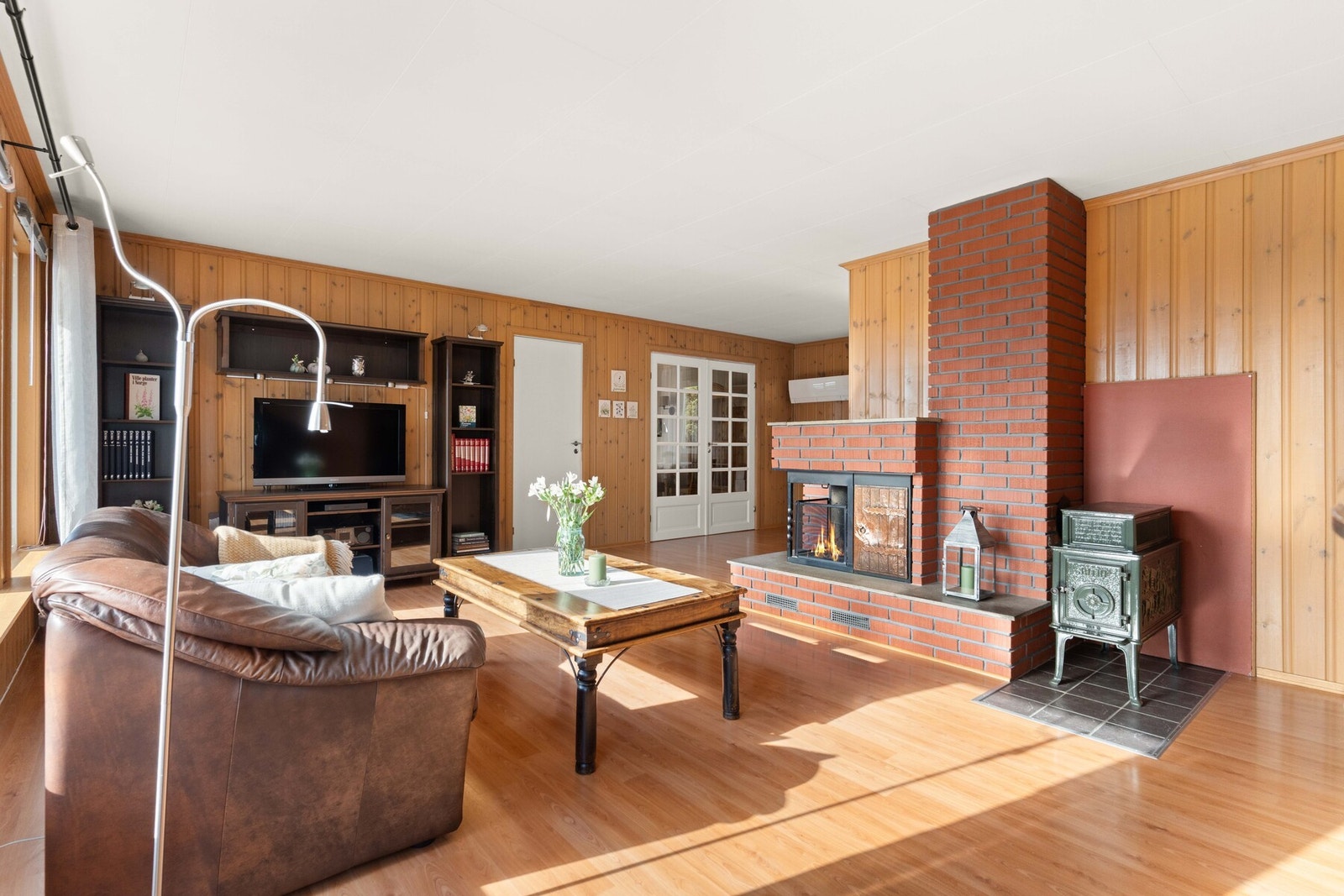 Her kan man enkelt innrede med en sofaseksjon foran den åpne peisen og vedovnen. Galleribilde