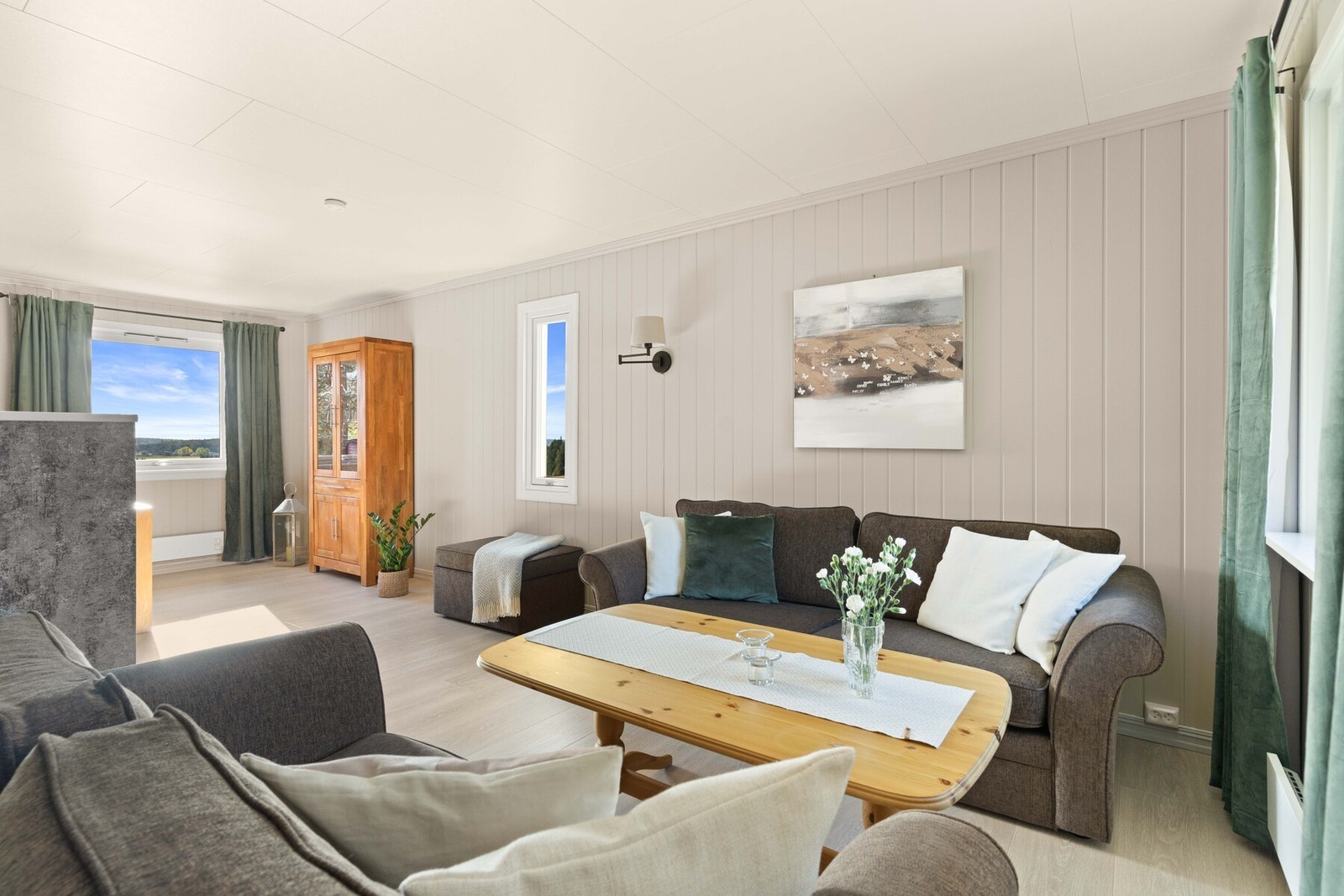 Den andre stuen ble oppusset i 2020 med moderne veggplater og nytt gulv. Galleribilde