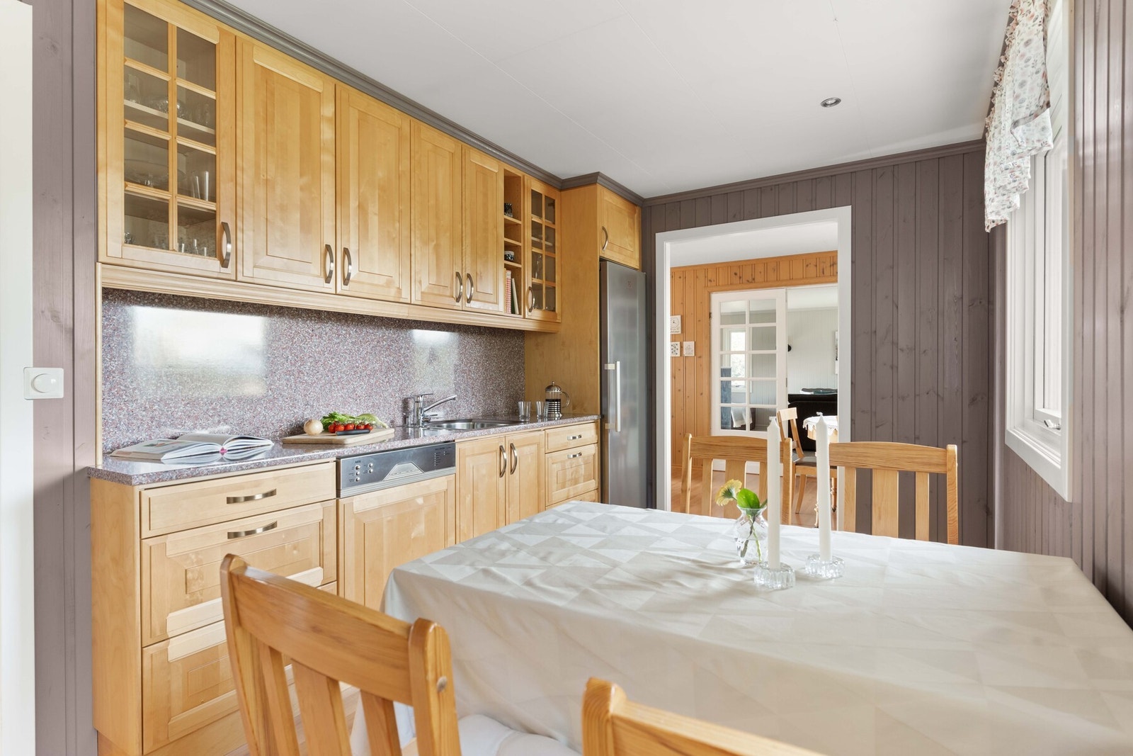 Her finner du integrert komfyr, platetopp og oppvaskmaskin, samt plass til kjøleskap i egen nisje. Galleribilde