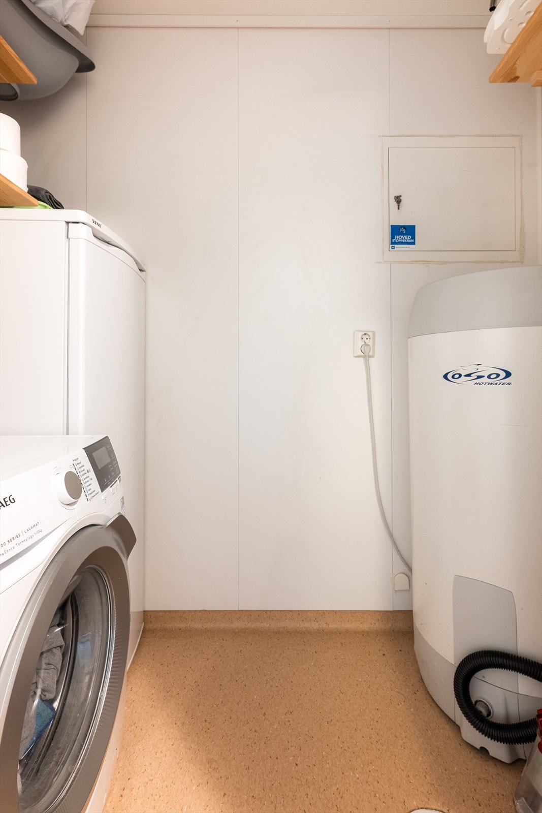 Eget, lite vaskerom fra byggeår, praktisk tilliggende entré/trappegang. Galleribilde