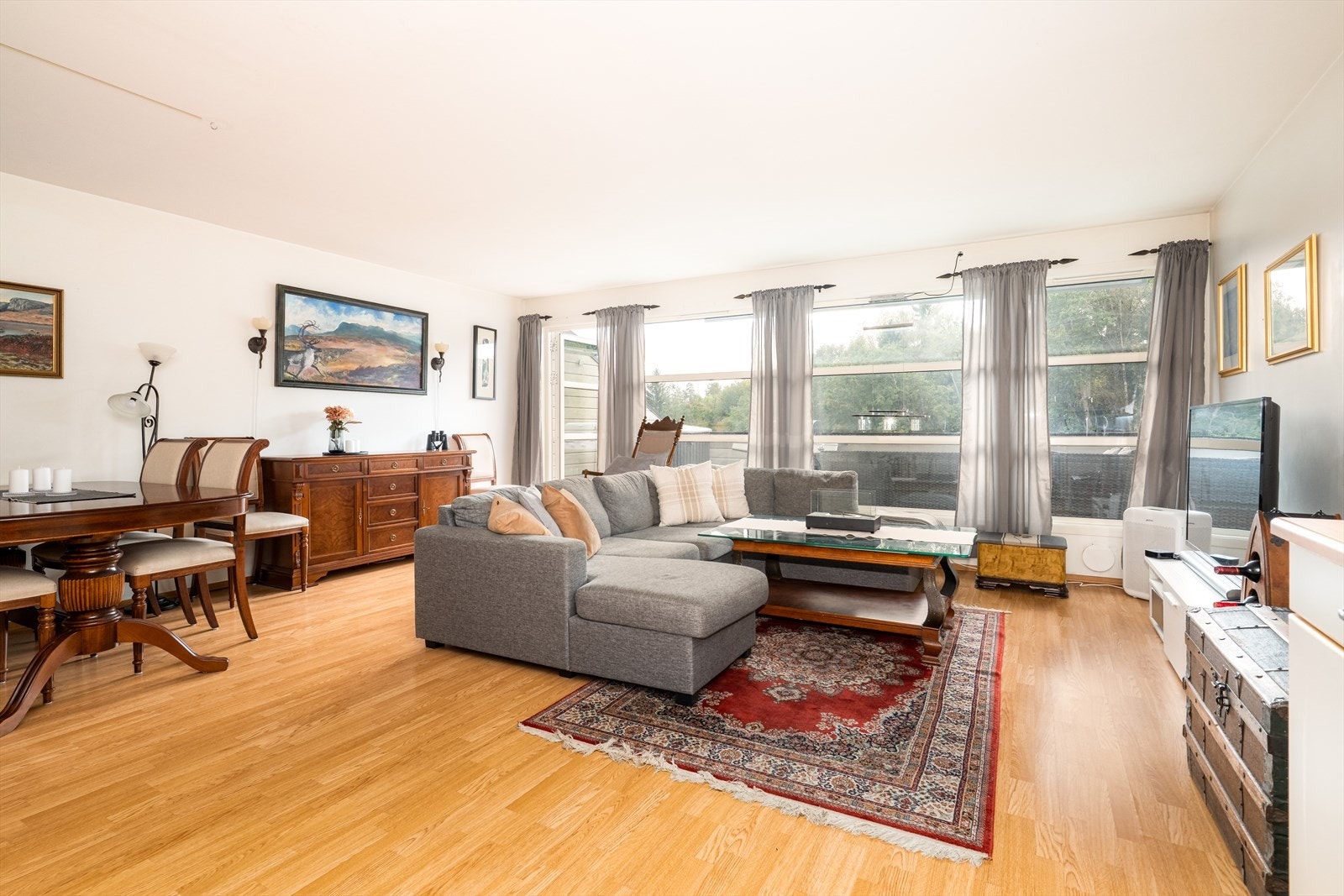 EiendomsMegler1 ved Halvor Østerli presenterer Bøgata 4E! Stuen er av god størrelse, med åpen kjøkkenløsning, lyse overflater og store, sydvendte vindusflater. Galleribilde