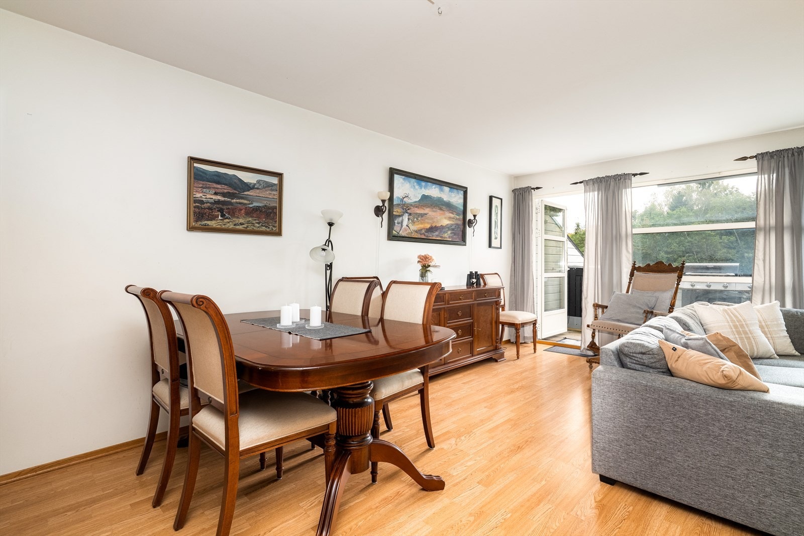 Vindusflatene tilfører stuen rikelig med naturlig lys, og den åpne romløsningen gir god plass til møblering. Galleribilde