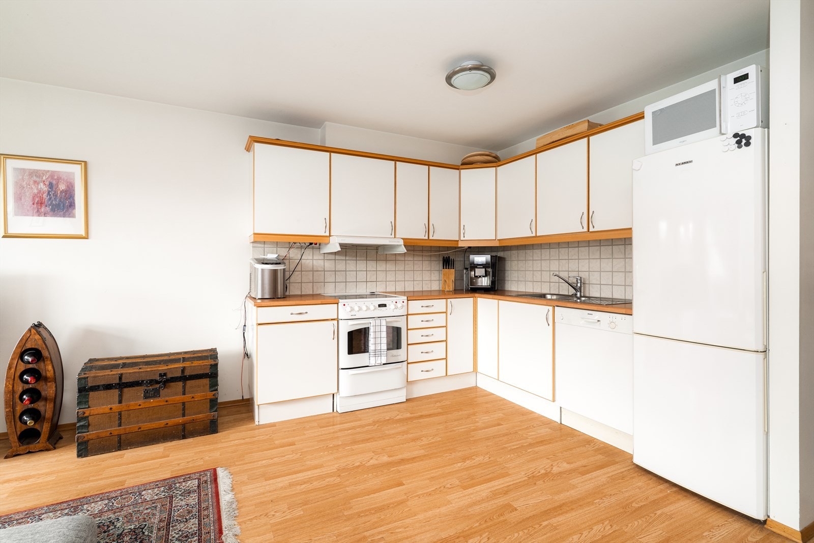 Kjøkkenet har opplegg for oppvaskmaskin og det er ellers avsatt plass til frittstående kjøleskap og komfyr. Over kokesonen er det montert ventilator med avtrekk ut. Galleribilde