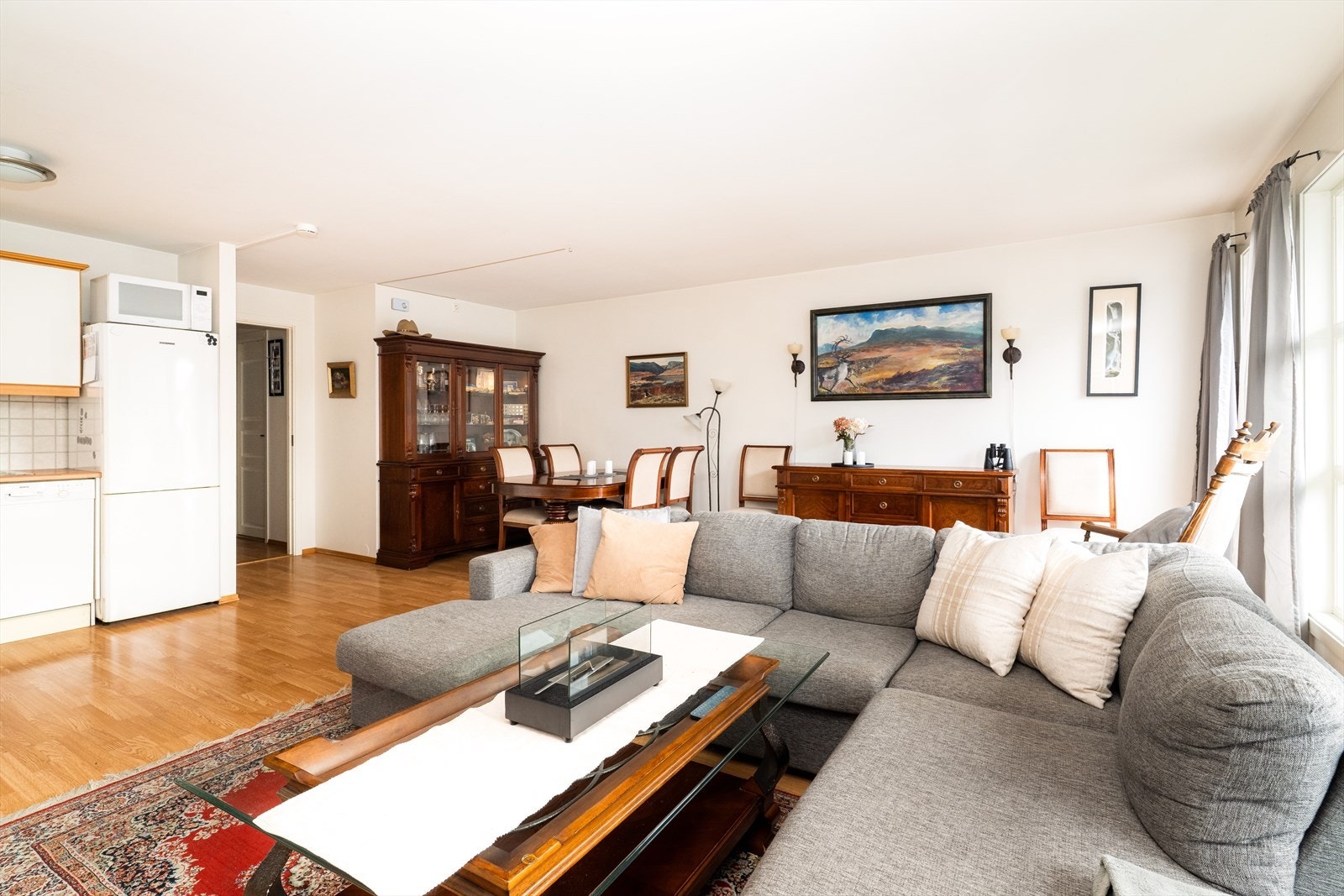 God plass til både sofagruppe og spisestue. Galleribilde