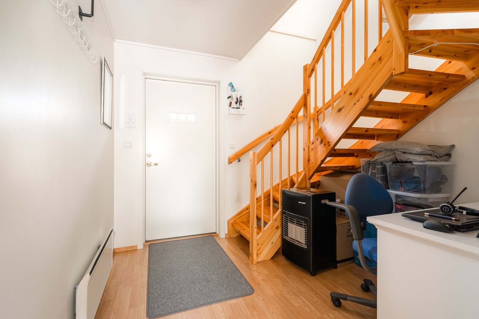 Leiligheten har en stor, kombinert entré og trappegang med god plass til oppbevaringsmøblement for sko- og yttertøy. Galleribilde