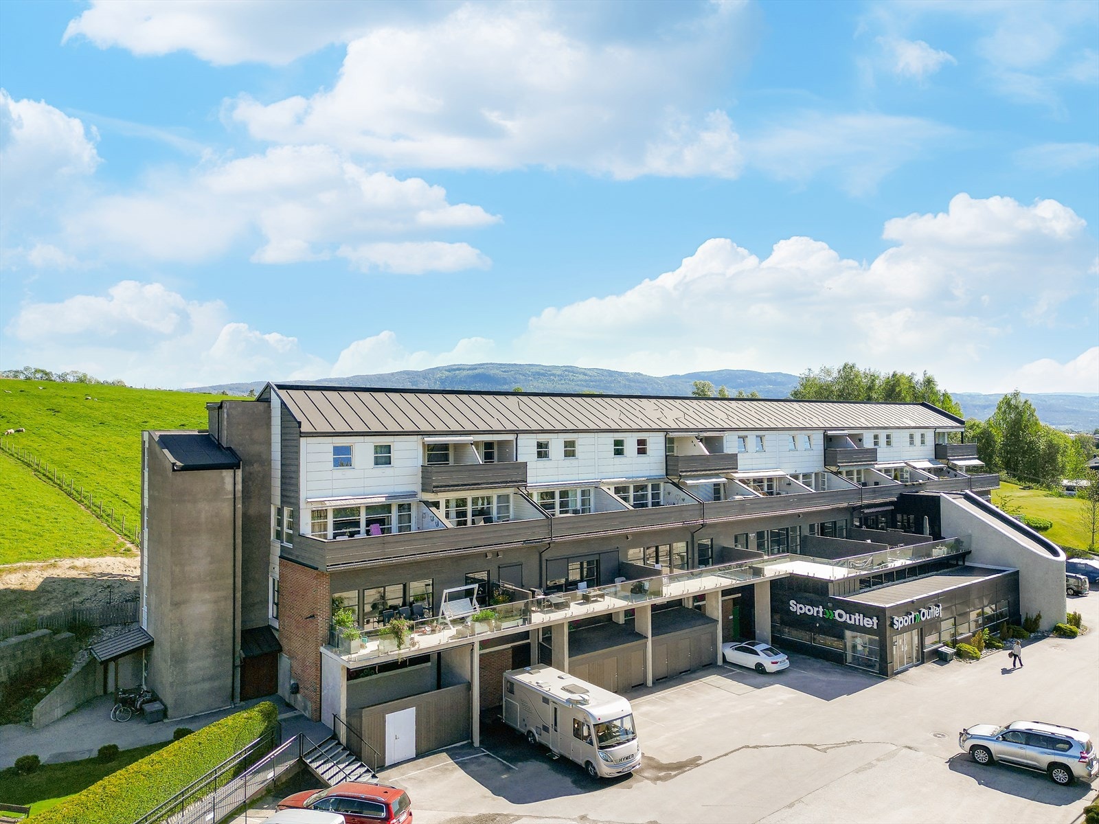 Fra stuen er det for øvrig utgang til stor og solrik terrasse mot syd, med sol fra morgen til kveld, samt fin utsikt mot Breisåstoppen. Galleribilde