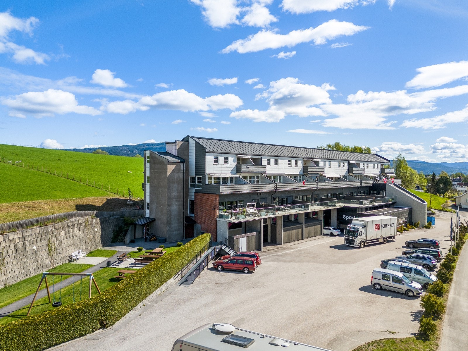 Området er urbant og sentralt, med de trivelige sentrumsgatene rett utenfor døren! Her har du kjøpesentre, kafeer, restauranter og utesteder, samt treningssenter, apotek og legesenter m.v. Galleribilde