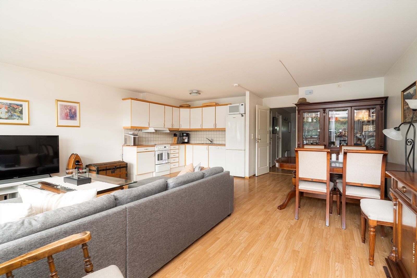 Kjøkkenet ligger i åpen løsning og har romslig, velholdt kjøkkeninnredning fra byggeår. Galleribilde