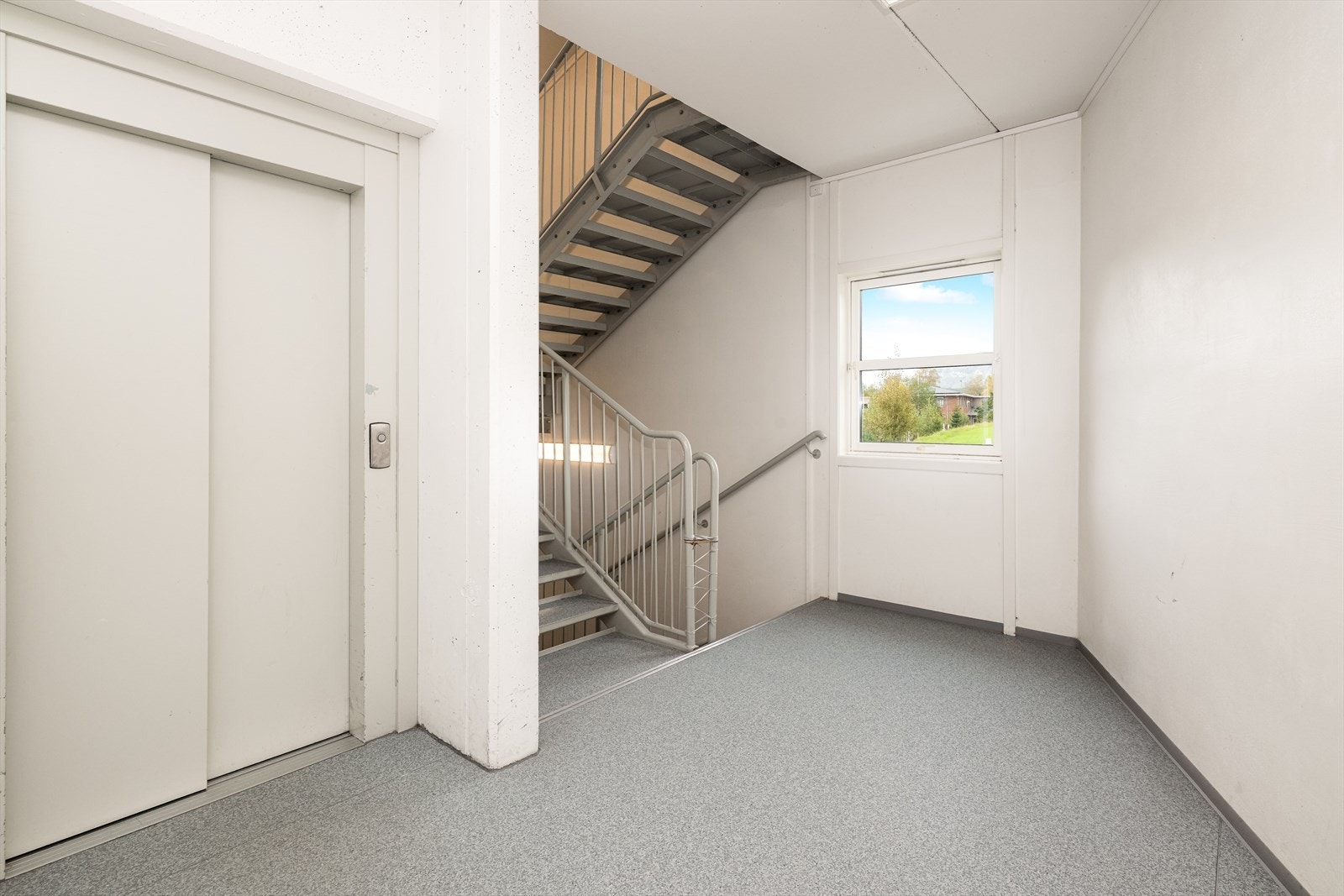 Felles trappegang med heis. Galleribilde