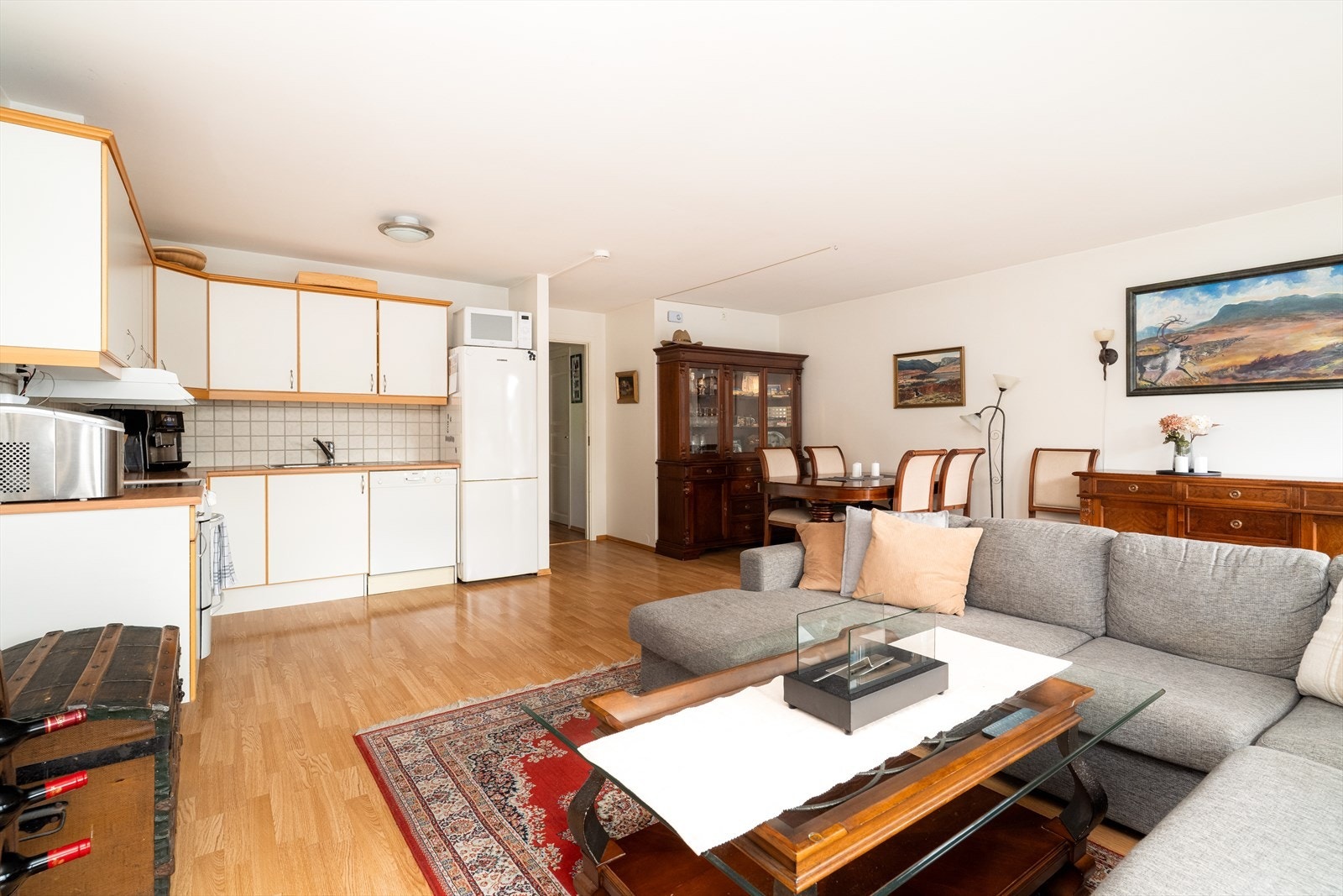 På kjøkkenet er det nedfelt benkebeslag med oppvaskkum og avrenningsflate. Kjøkkenet har opplegg for oppvaskmaskin og det er ellers avsatt plass til frittstående kjøleskap og komfyr. Galleribilde