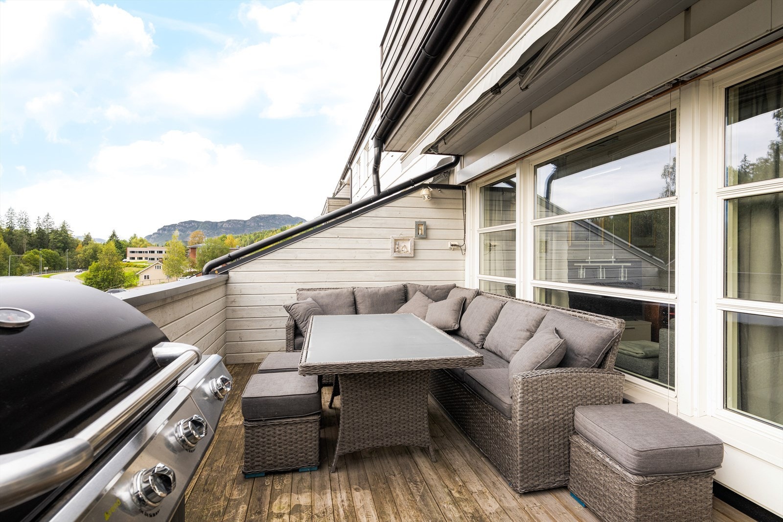 Fra stuen er det for øvrig utgang til stor og solrik terrasse mot syd, med sol fra morgen til kveld, samt fin utsikt mot Breisåstoppen. Galleribilde