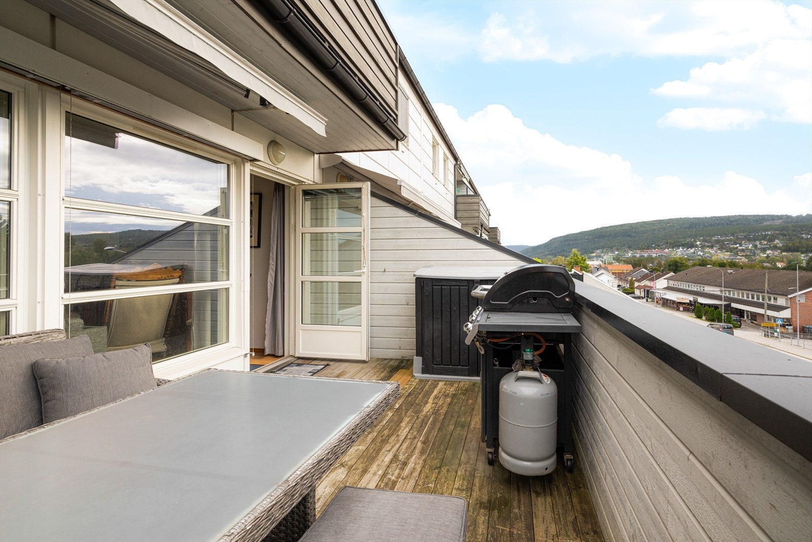 Det er montert utvendige persienner på vinduer mot terrassen, for solskjerming ved behov. Galleribilde