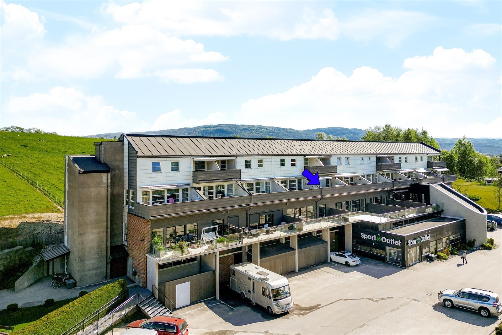 Pen og lettstelt leilighet over to etasjer, med fin og sentral beliggenhet i Liabygget i Bø sentrum. Leiligheten ligger høyt og fritt til, med stor og solrik terrasse mot syd. Galleribilde