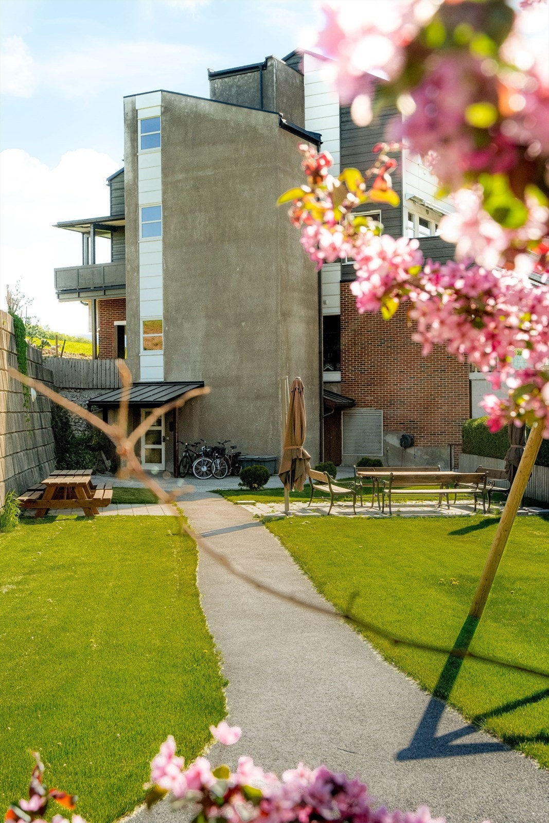 Borettslaget har heis og pent opparbeidet fellesareal ved inngangen. Galleribilde