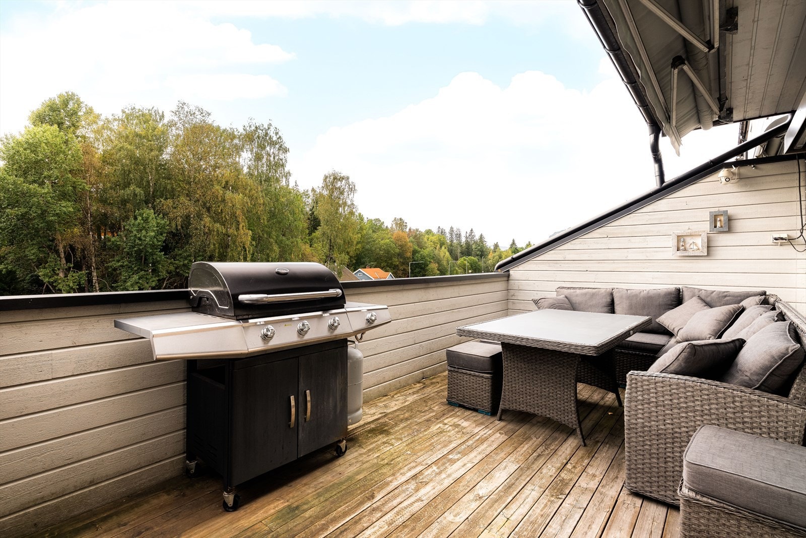 På terrassen er det god plass til utemøblement og levegger mot naboer, som gir en lun og skjermet uteplass. Galleribilde