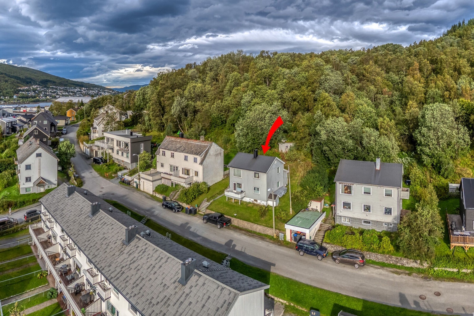 Boligen ligger i en rolig gate med lite trafikk Galleribilde