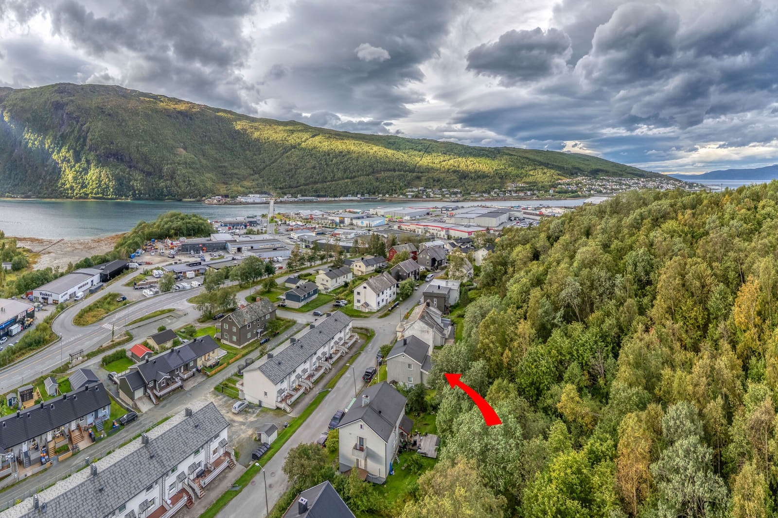 Eiendommen ligger i bydelen Fagernes, ca. 3,5 km til Narvik sentrum. Galleribilde