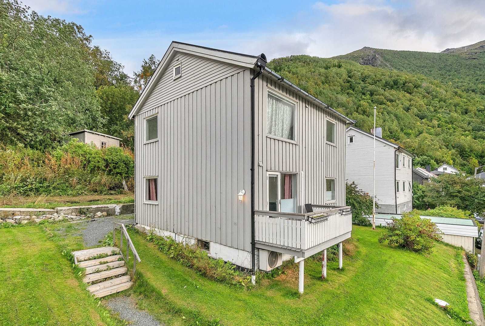 Inngangsparti på baksiden av bygningen Galleribilde