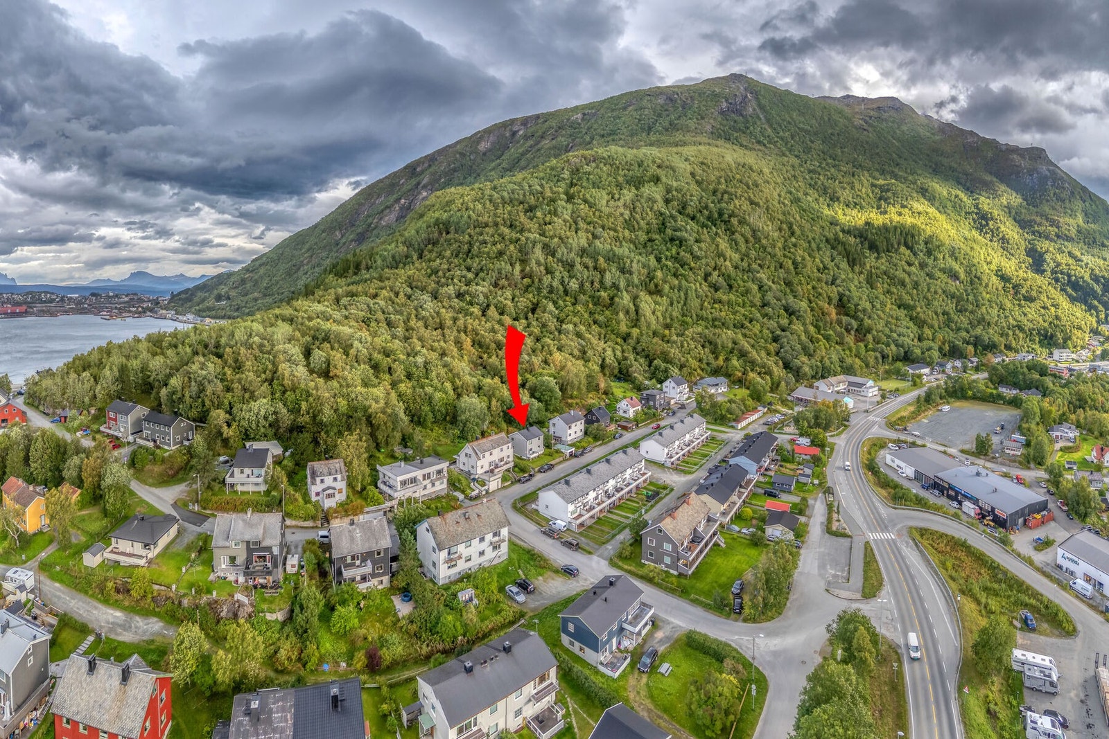 Eiendommen ligger i bydelen Fagernes med kort gangavstand til barneskole, barnehage, skøytebane og lekepark. Galleribilde