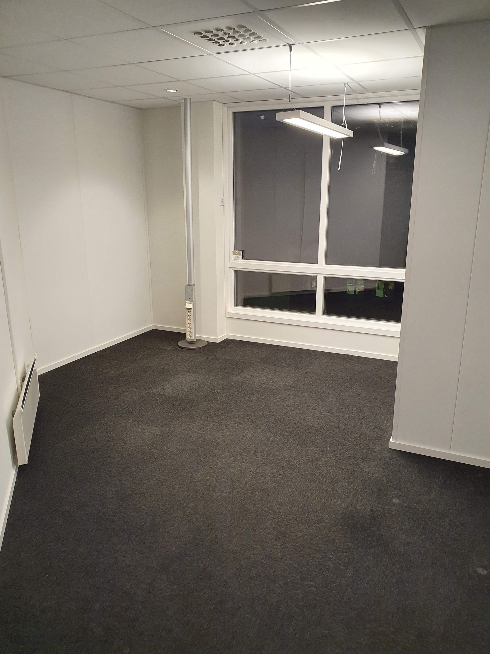 Store lyse kontorer med mye lys Galleribilde