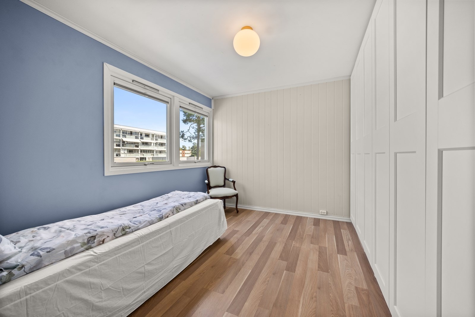 Soverom 2 med rikt med garderobeplass Galleribilde