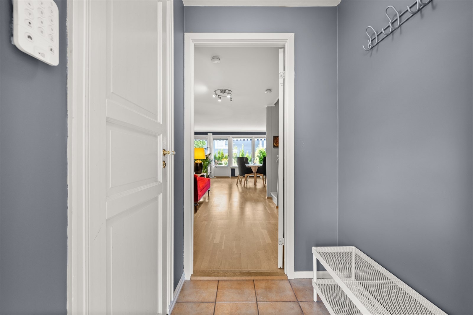 Flislagt entré med plass for å henge fra seg, adkomst til praktisk gjestetoalett Galleribilde