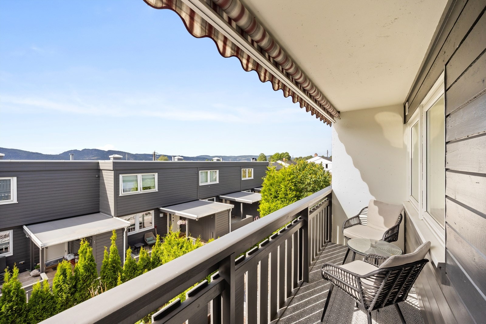 Fra hovedsoverom er det utgang til solrik veranda med sol fra ca 14 til solnedgang midtsommers Galleribilde