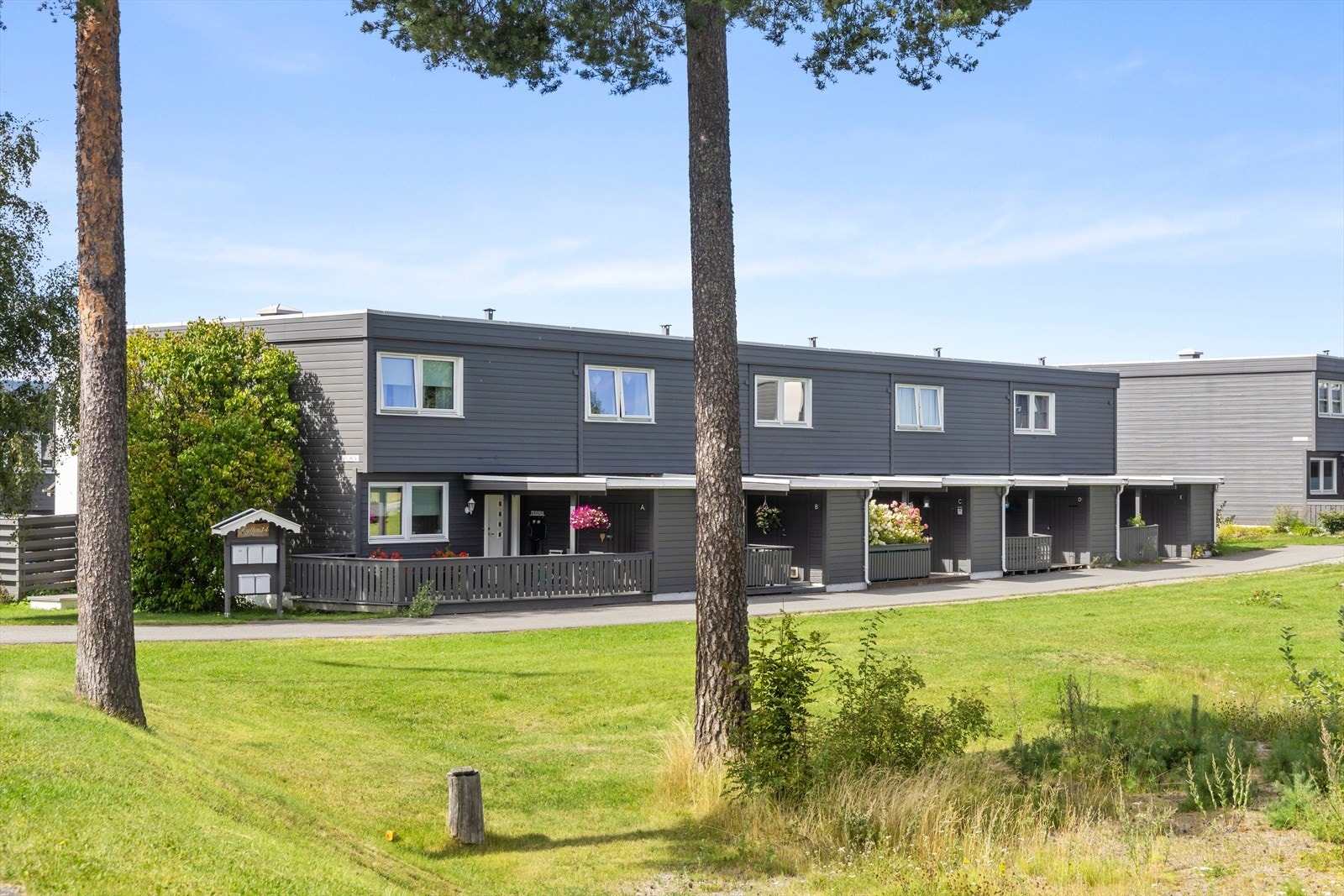 Velkommen til Hyllveien 14C - Boligen ligger i et meget barnevennlig og attraktivt område på Tranby Galleribilde