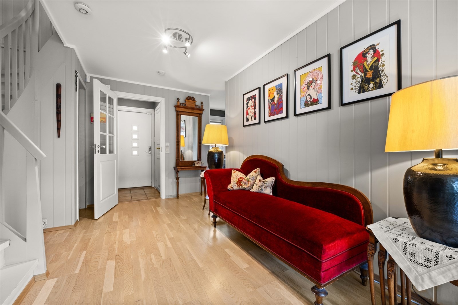 Rett innenfor entré ligger også en praktisk bod, med plass for klesoppbevaring Galleribilde