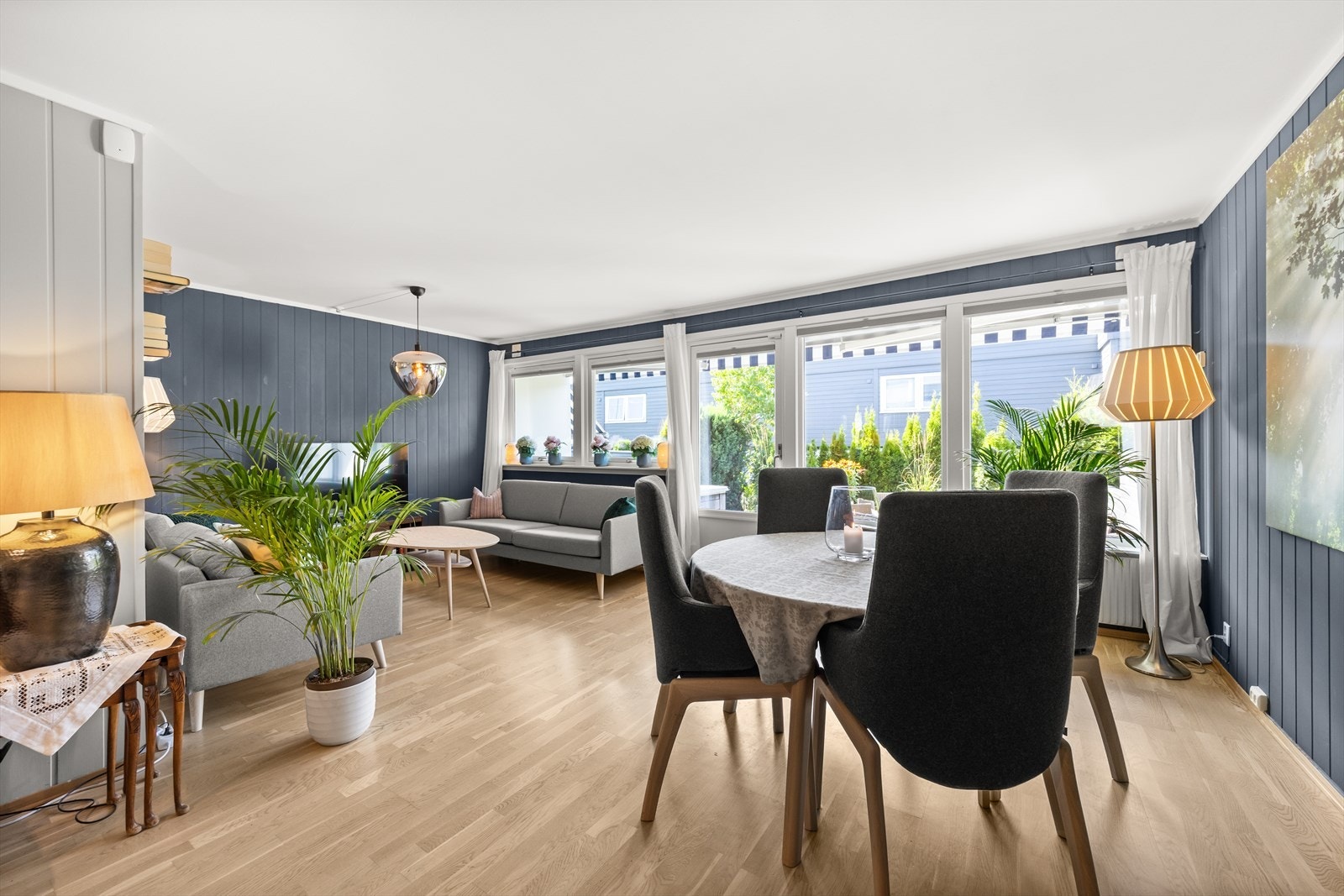 Stuen har gode møbleringsmuligheter for både sofa og spisebord Galleribilde