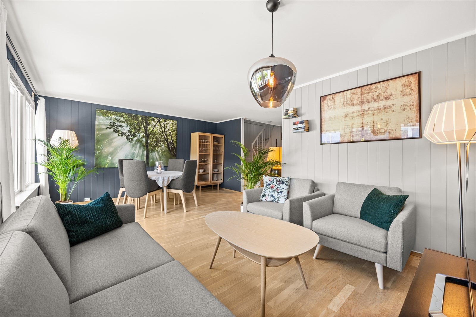 God plass for sofa med tilhørende tv-møblement Galleribilde