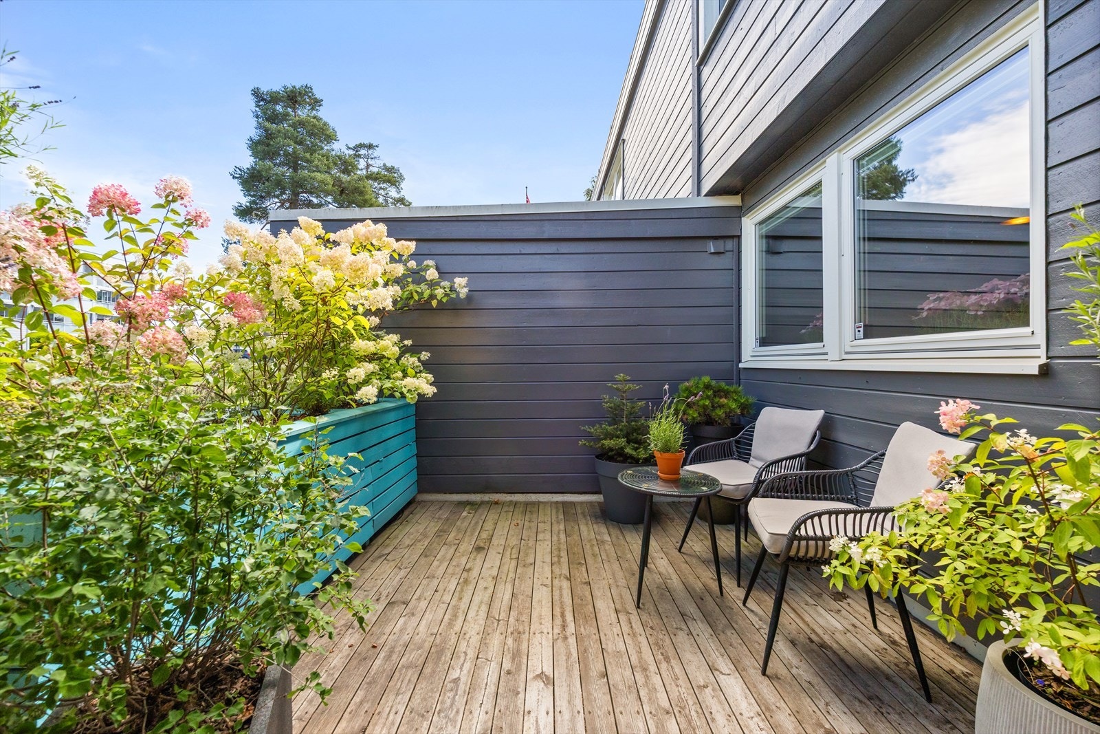 Huset har et meget hyggelig uteområde ved inngangspartiet Galleribilde