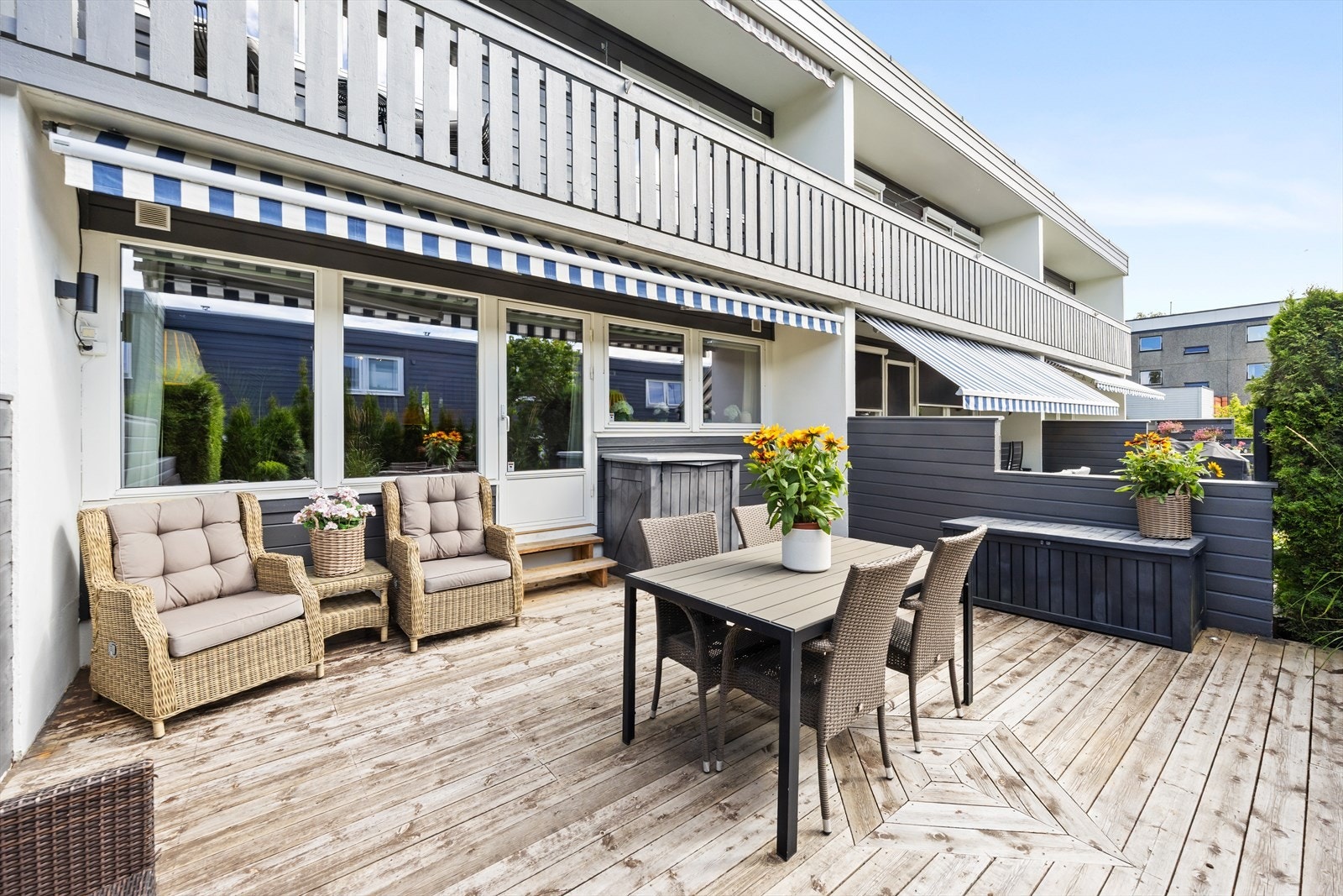 Stor og fin uteplass, skjermet for innsyn. Galleribilde