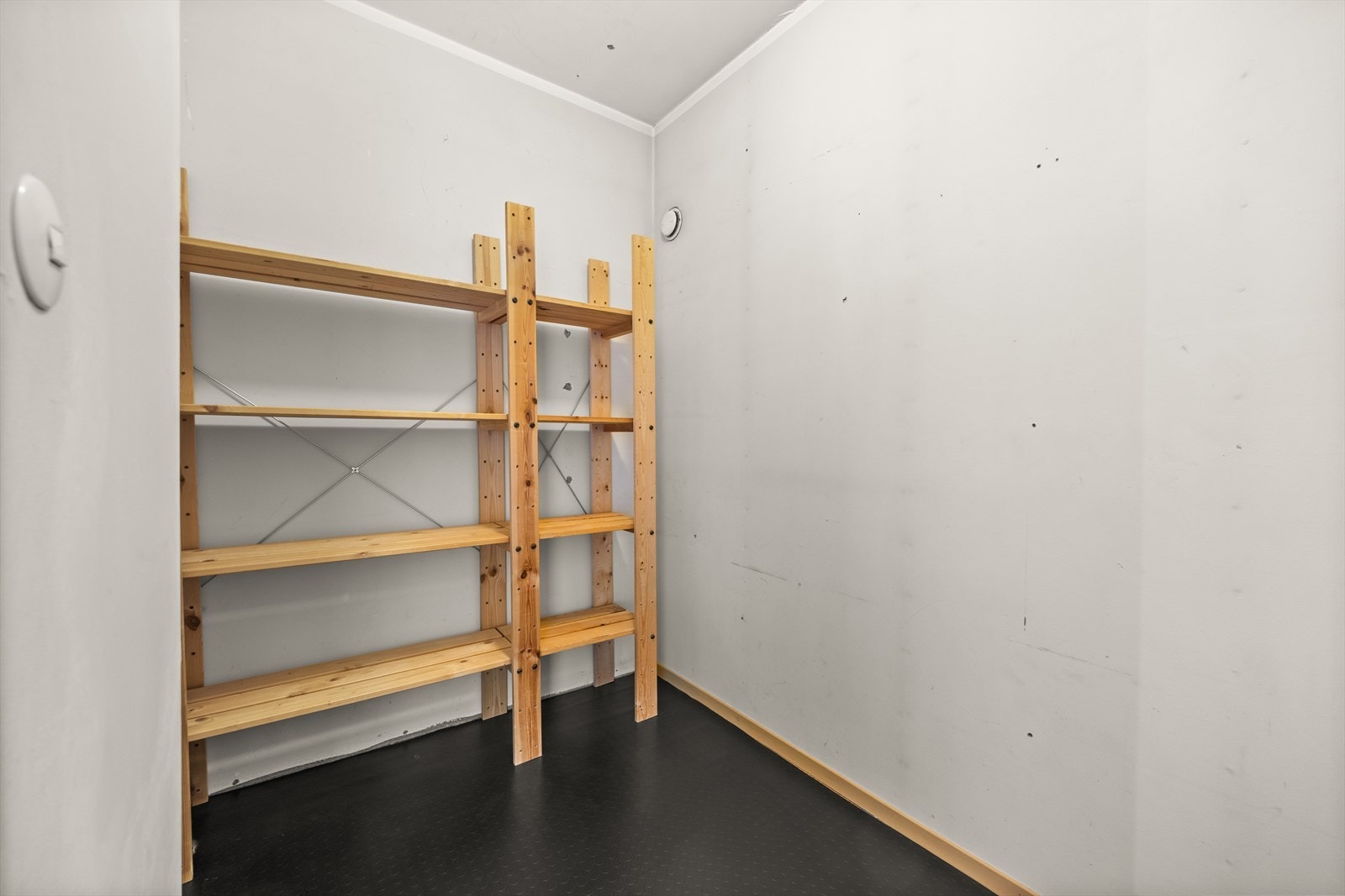 Bod i 2. etasje med gode lagringsmuligheter Galleribilde