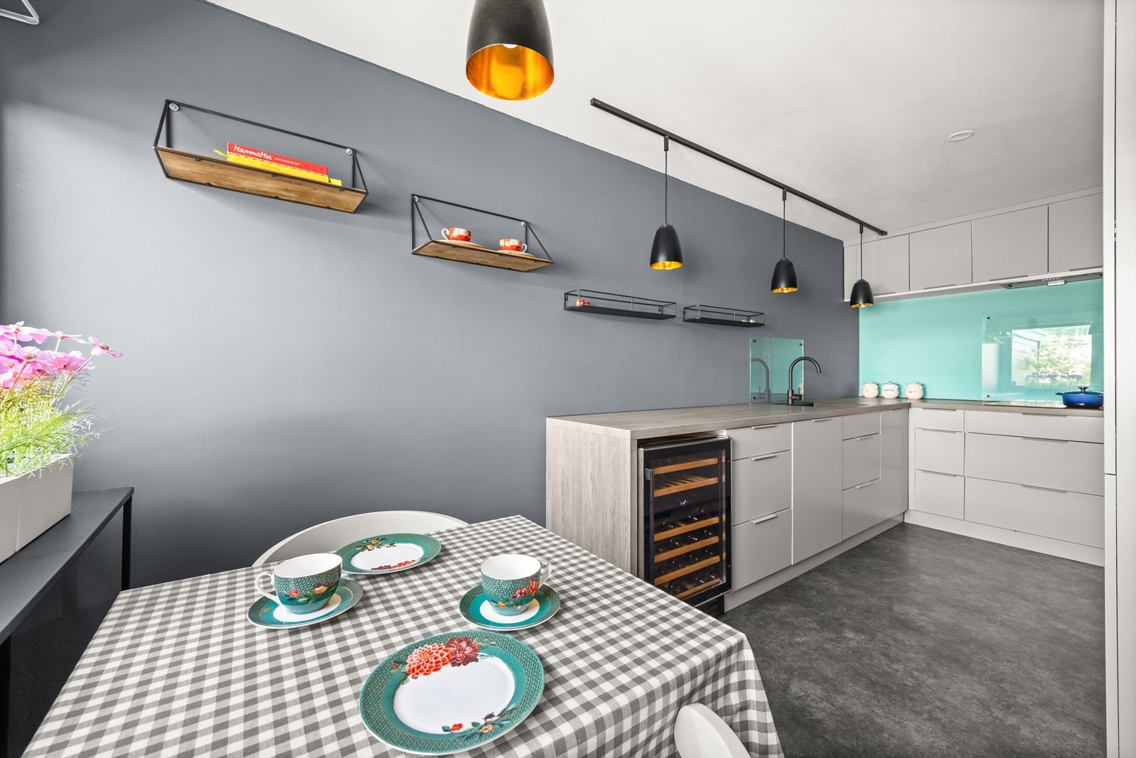 Huset har et romslig kjøkken med plass for spisemøblement Galleribilde