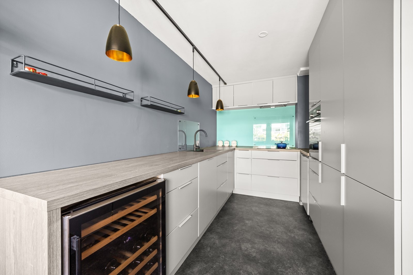 Her er det godt med skap- og benkeplass Galleribilde