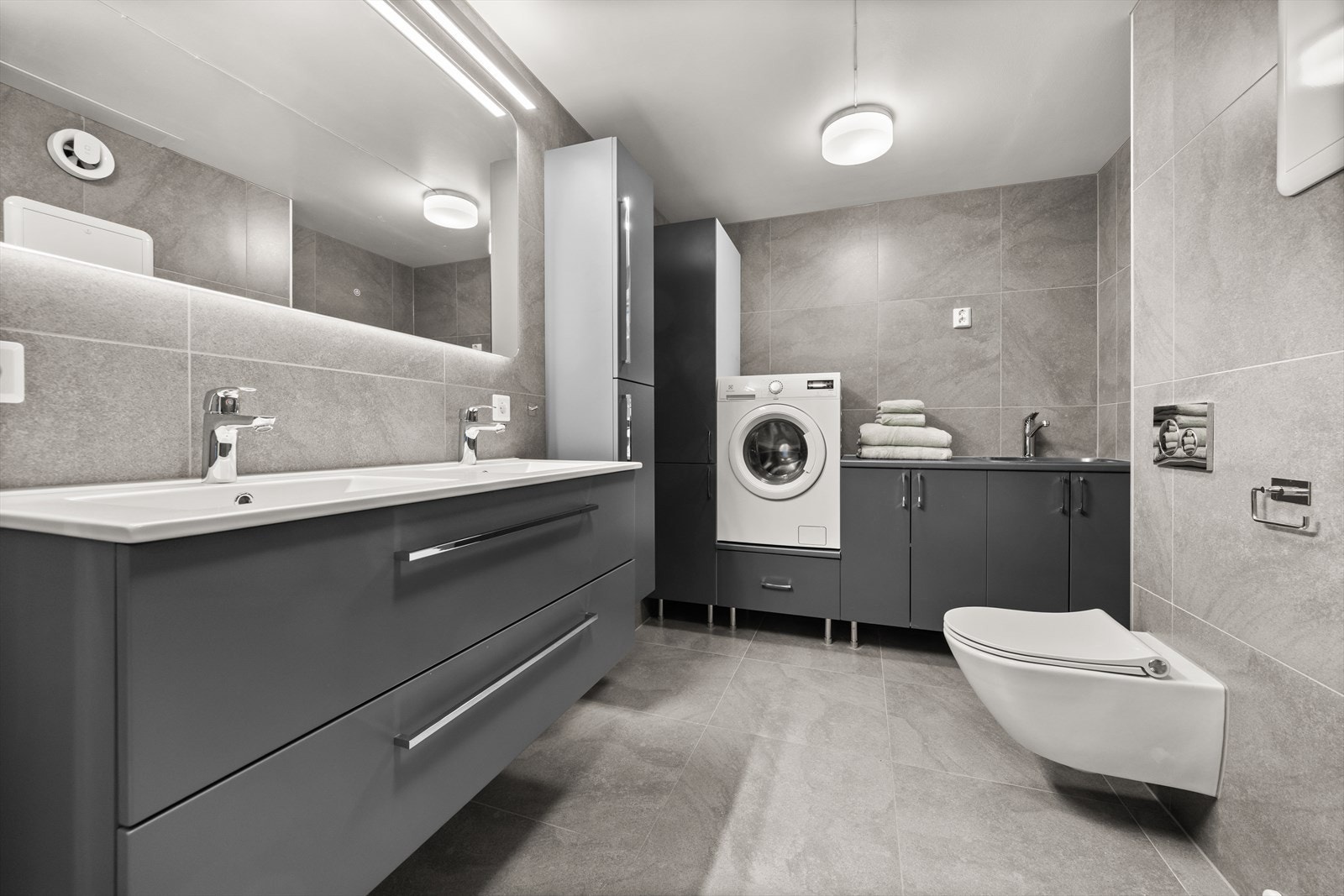 Huset har et meget flott og nyere bad Galleribilde