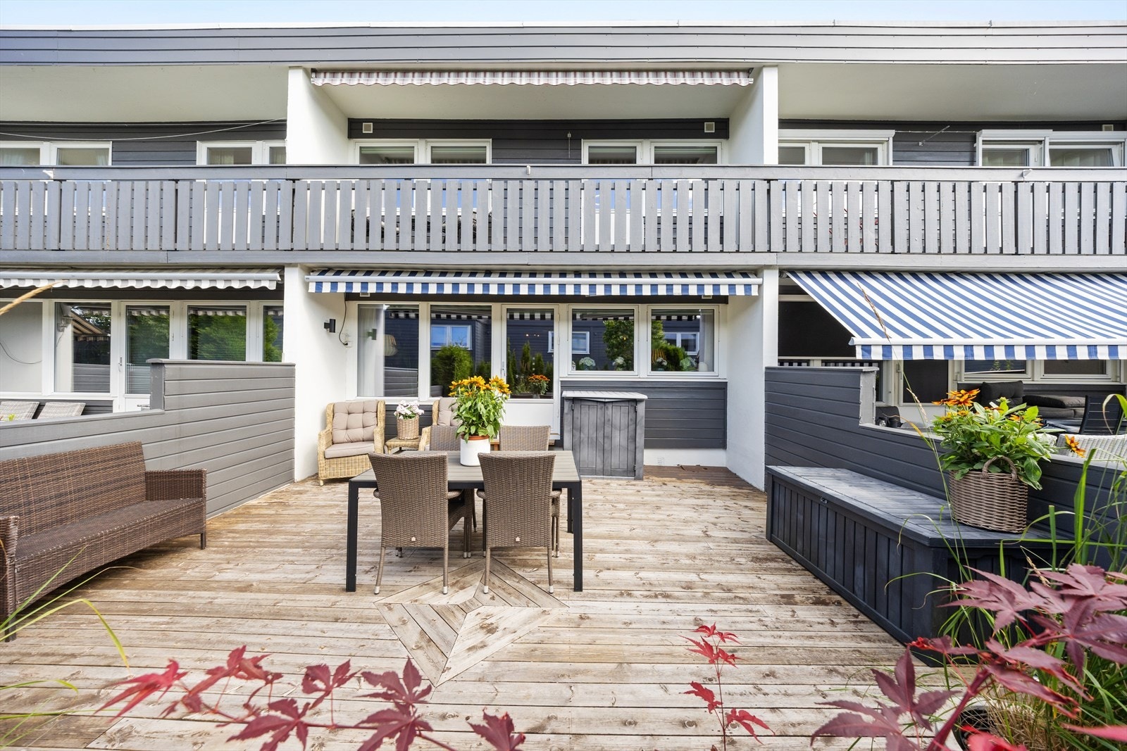 Fra stuen er det utgang til en meget hyggelig uteplass Galleribilde