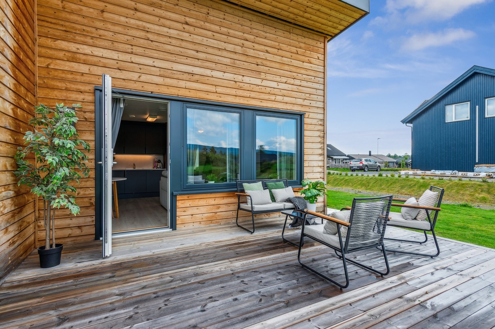 Fasaden har stående og liggende trekledning og vedlikeholdsvennlige vinduer med alubeslag. Galleribilde