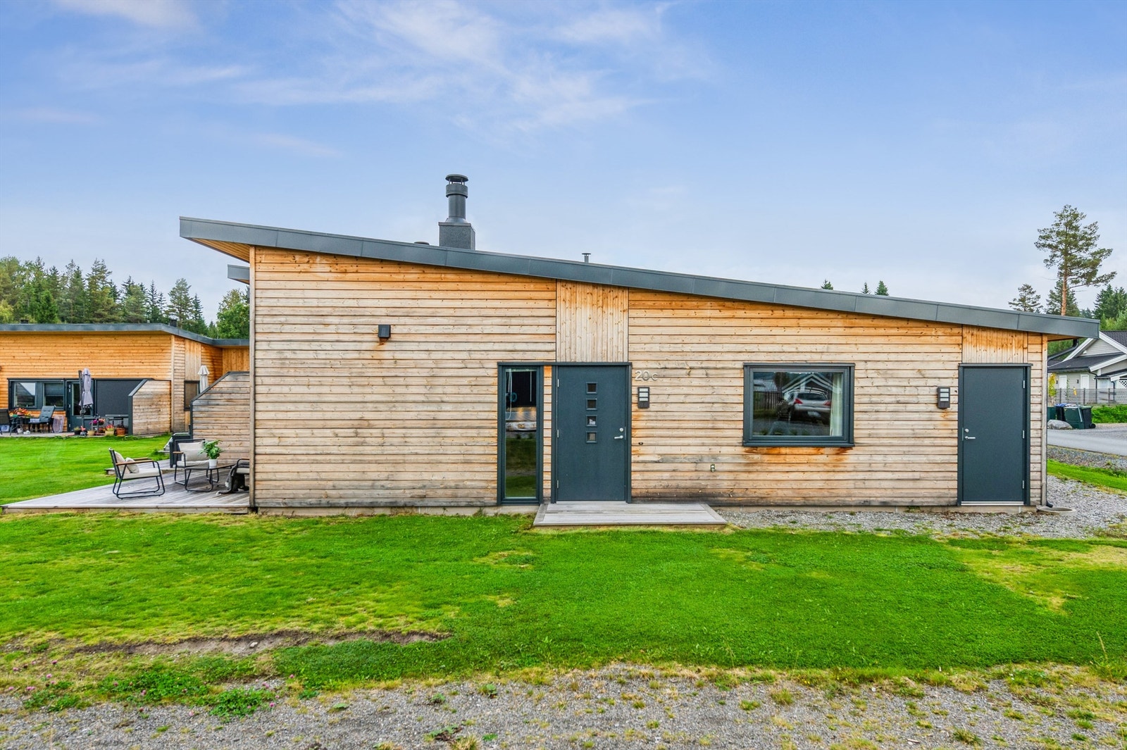 Boligen har en praktisk planløsning over én etasje, med egen utvendig bod og parkering i carport. Galleribilde