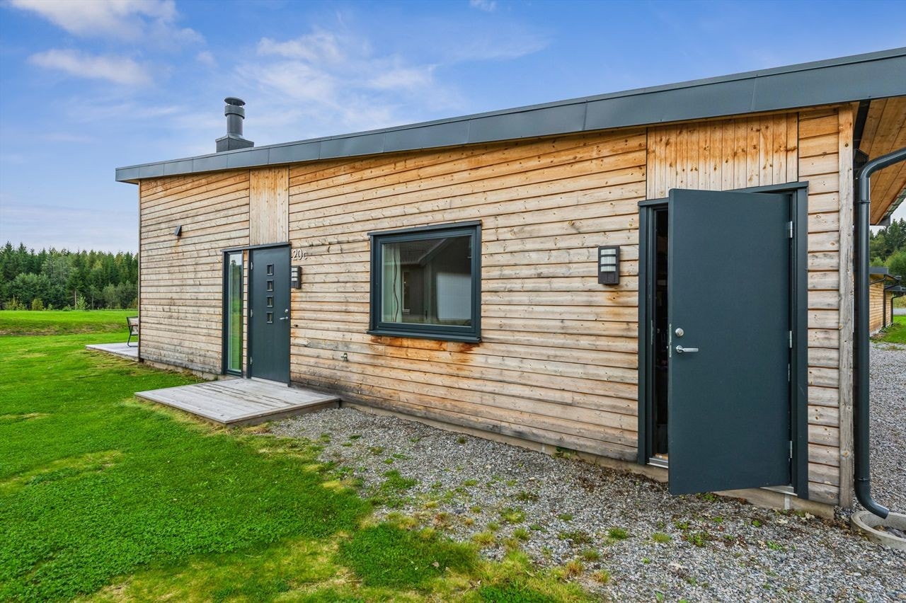 Boligen disponerer en praktisk, utvendig bod på 5 m² for ekstra lagring. Galleribilde