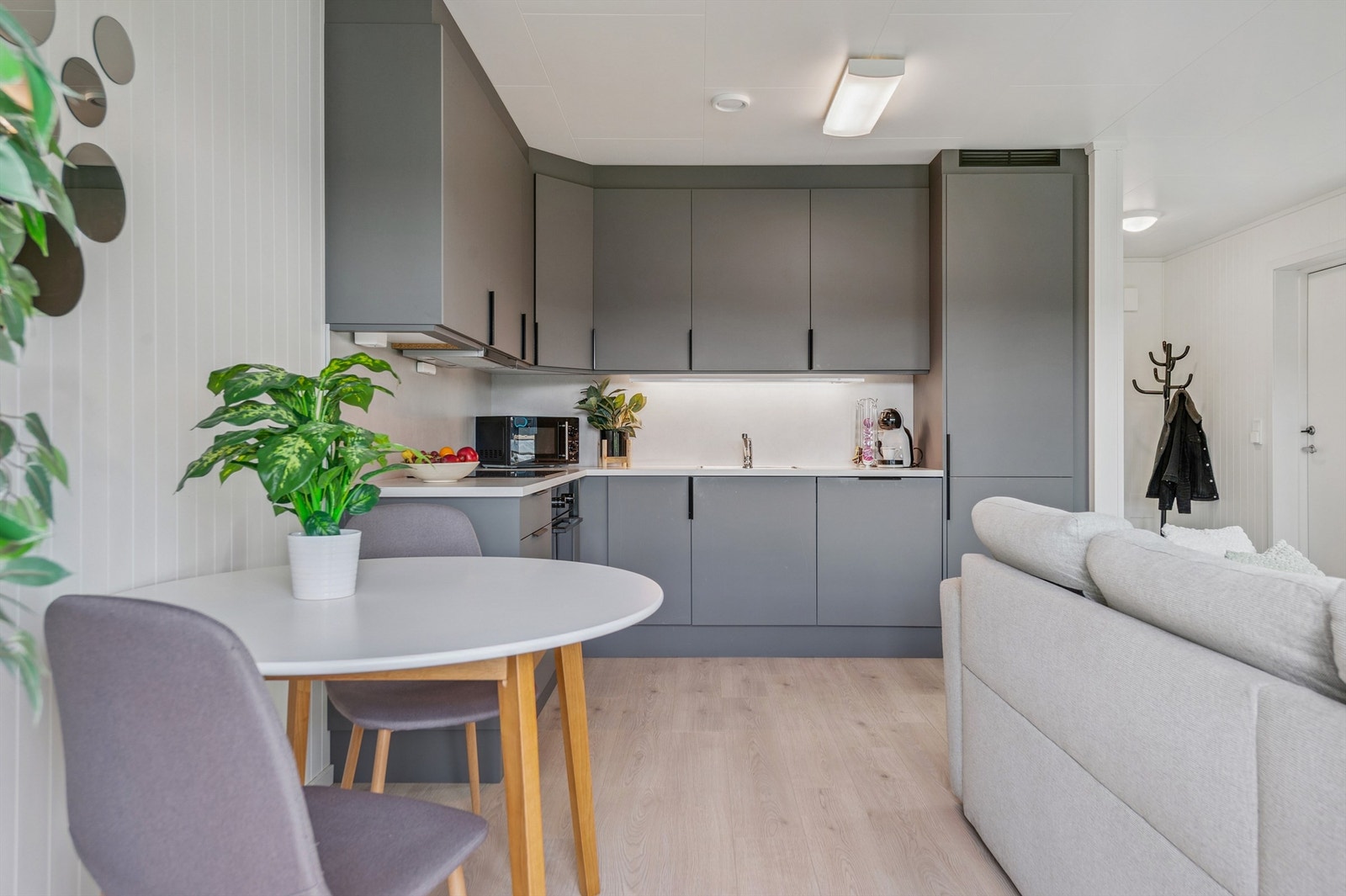 Kjøkkenet har en praktisk utforming med god skap- og benkeplass. Galleribilde