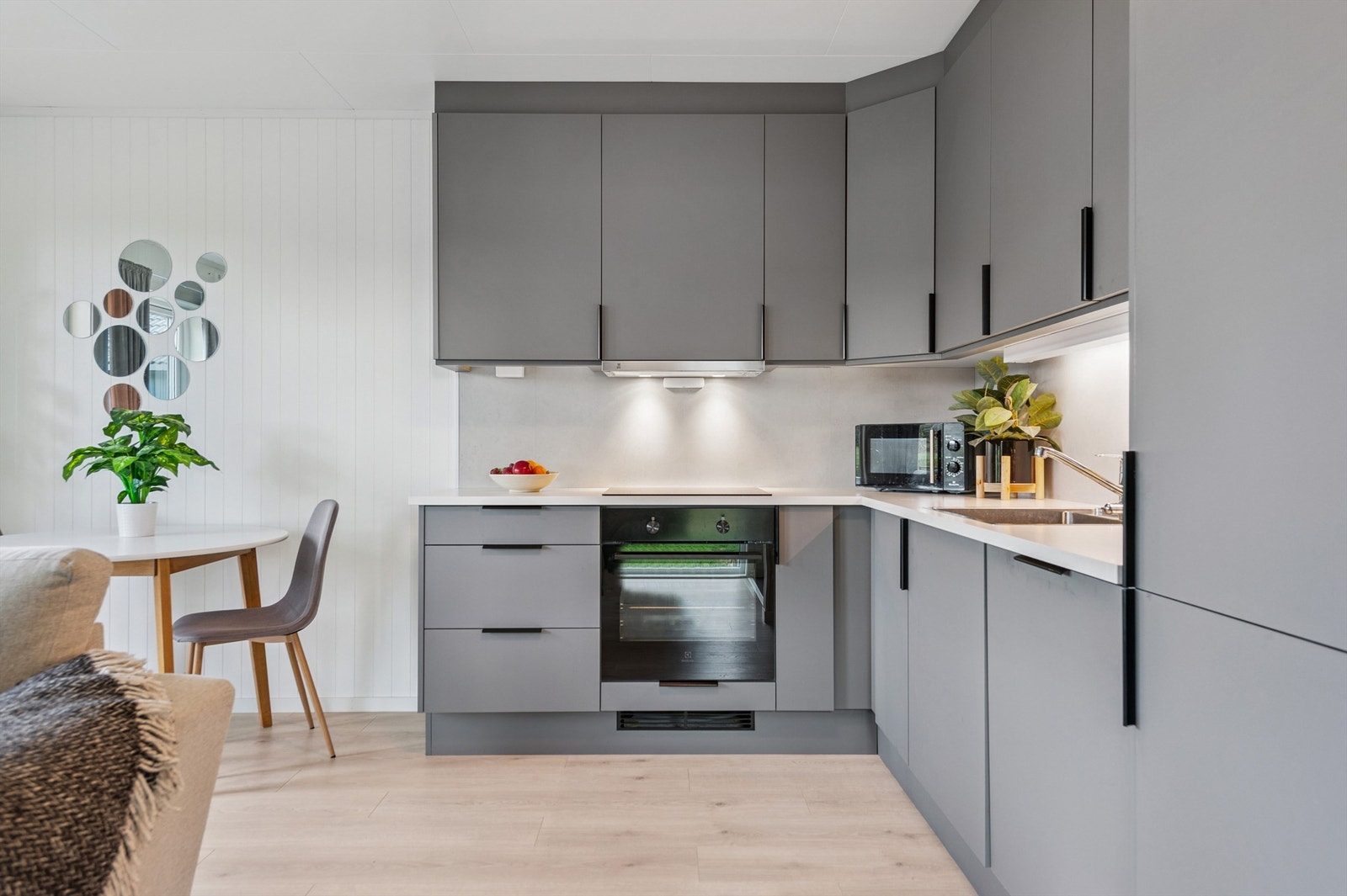 Innredningen har glatte fronter og integrerte hvitevarer som komfyr, koketopp og oppvaskmaskin. Galleribilde