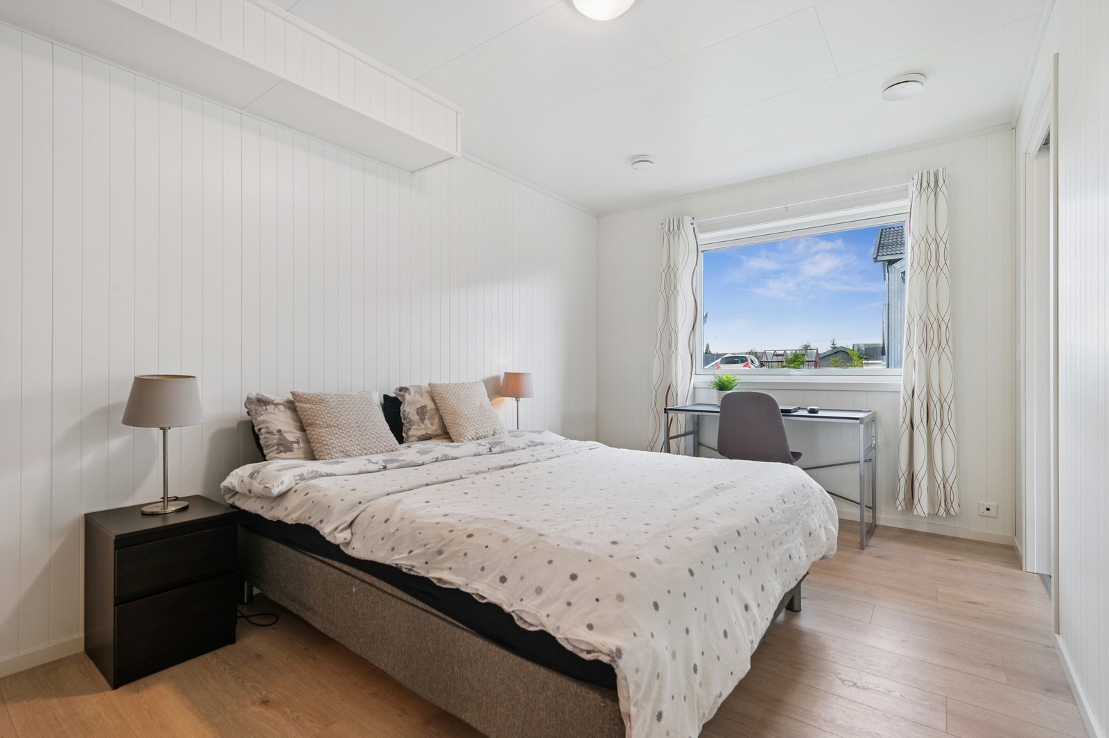 Vinduet sikrer godt dagslys, og rommet er holdt i lyse, nøytrale farger. Galleribilde