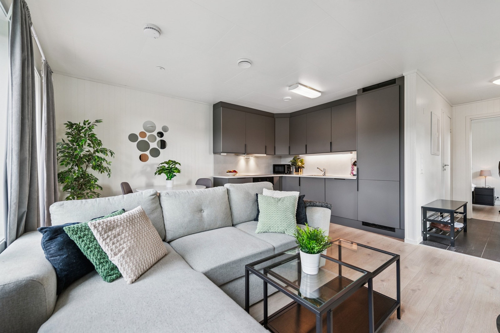 Fra entreen åpner boligen seg opp med en stue og kjøkken i en sosial, åpen løsning. Galleribilde