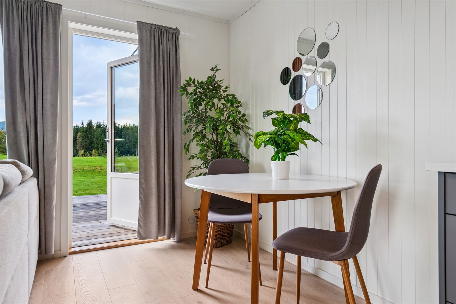 Det er en naturlig plass til en spiseplass i tilknytning til kjøkkenet. Galleribilde