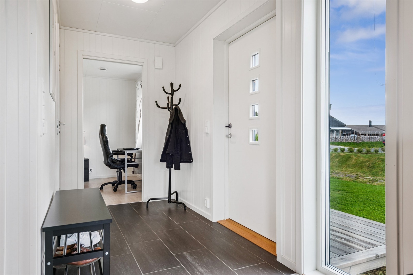 Velkommen inn i en lys entré med flislagt gulv og behagelig gulvvarme. Galleribilde